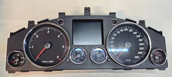 Volkswagen Touareg I Speedometer (instrument cluster) 7L6920881A 3181000249