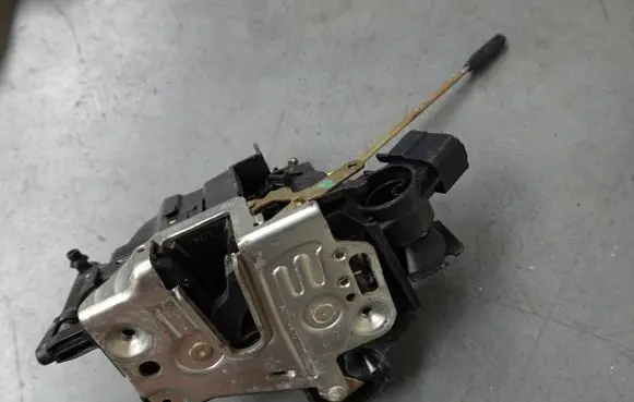 Mercedes-Benz C W202 Front door lock 2027204435