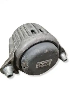 Mercedes-Benz CLS C218 X218 Engine mount bracket A2042405017Q1