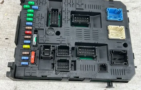 Peugeot 308 Fuse module 967847688001 20977771 230459502