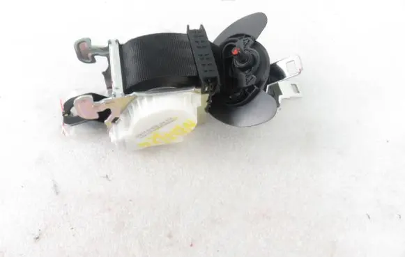 Middle seatbelt (rear)