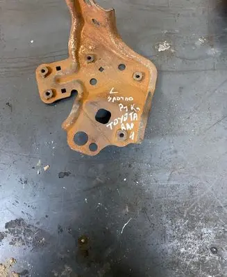 Toyota RAV 4 (XA40) Fender mounting bracket