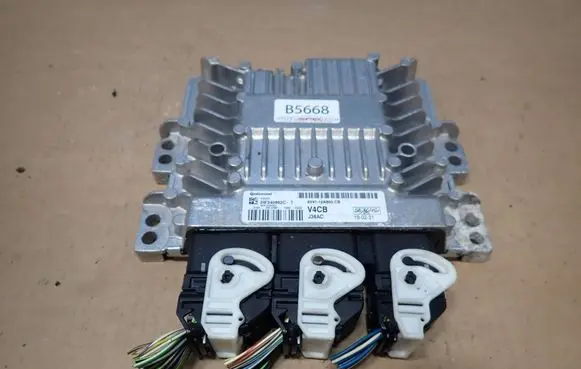 Ford Kuga II Engine control unit/module 8V4112A650CB