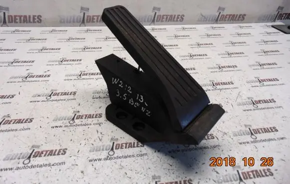 Mercedes-Benz E W212 Accelerator throttle pedal A2043000004
