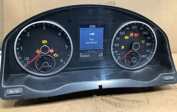 Volkswagen Tiguan Speedometer (instrument cluster) 5N0920883A