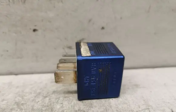 Audi A4 S4 B5 8D Glow plug pre-heat relay 8A0951253