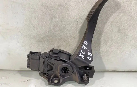 Accelerator throttle pedal