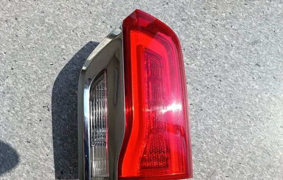 Jeep Grand Cherokee Tailgate rear/tail lights P68110046AC