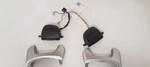 Steering wheel buttons/switches