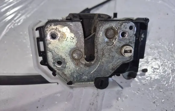 Renault Megane I Front door lock 87321395