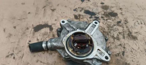 BMW 1 E82 E88 Vacuum pump 68739010