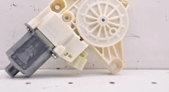 Mercedes-Benz E W212 Front door window regulator motor A2048200142