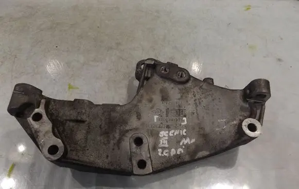 Engine mounting bracket