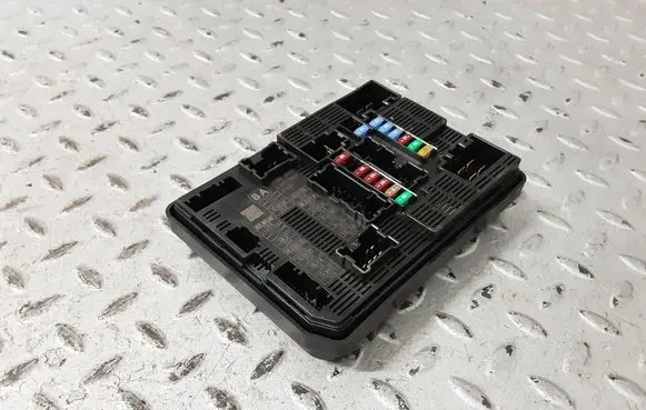 Dacia Sandero III Fuse module 284B64435R