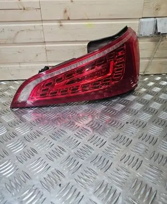 Tailgate rear/tail lights