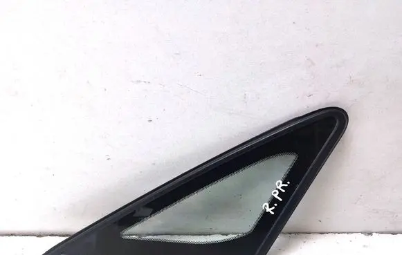 Toyota Avensis Verso Front triangle window/glass E643R0033
