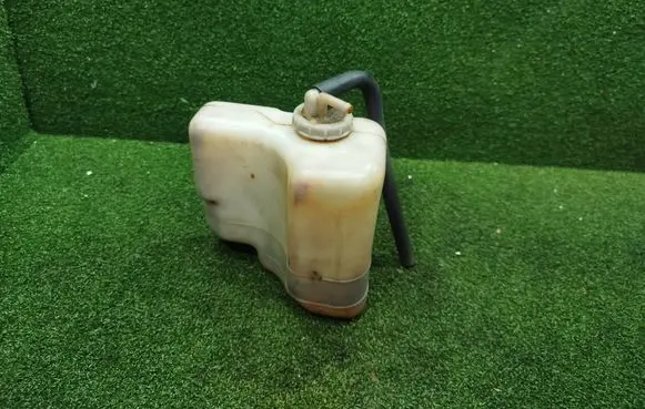 Mitsubishi Pajero Coolant expansion tank/reservoir MR404879