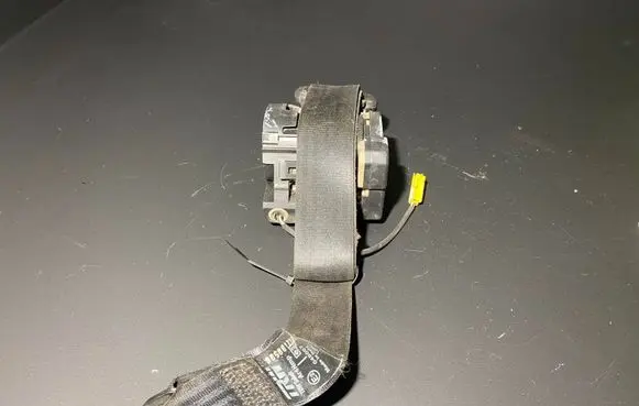 Iveco Daily 35 - 40.10 Front seatbelt 048007
