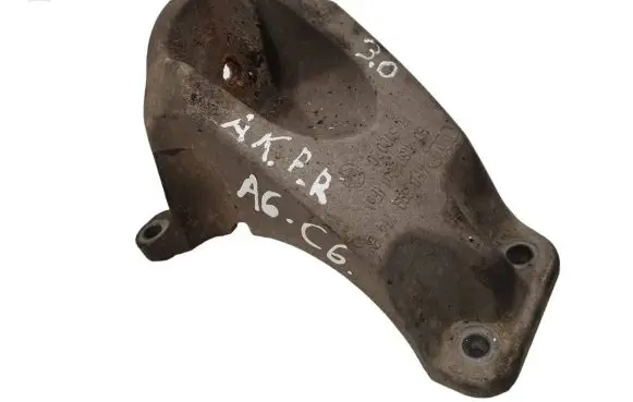 Gearbox mounting bracket