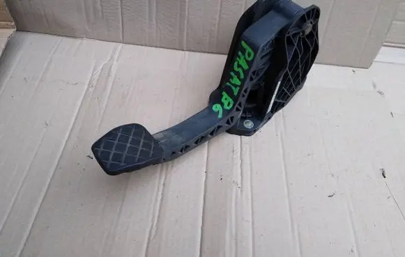 Volkswagen PASSAT B6 Clutch pedal 3C1721059K