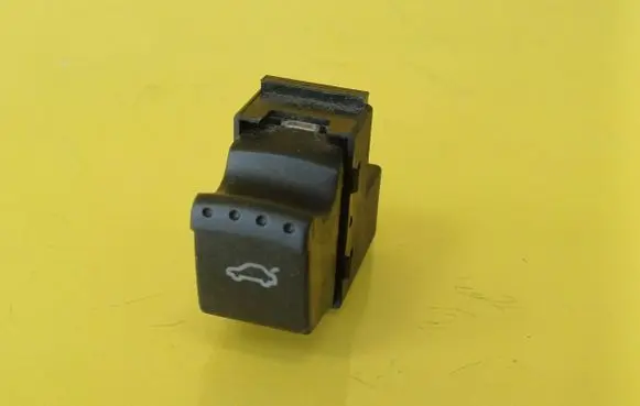 Volkswagen PASSAT B5 Tailgate opening switch 1J0959831A