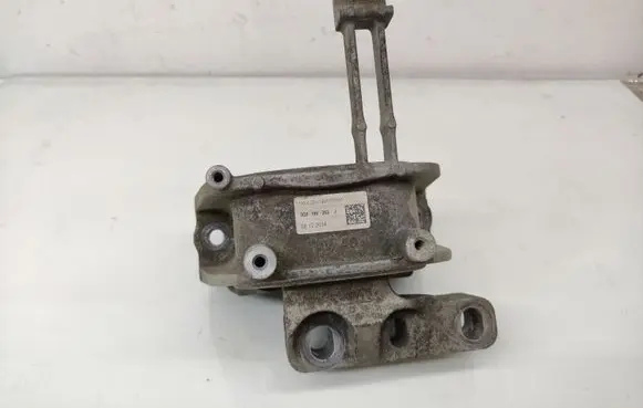 Volkswagen PASSAT B8 Engine mount bracket 3Q0199262J