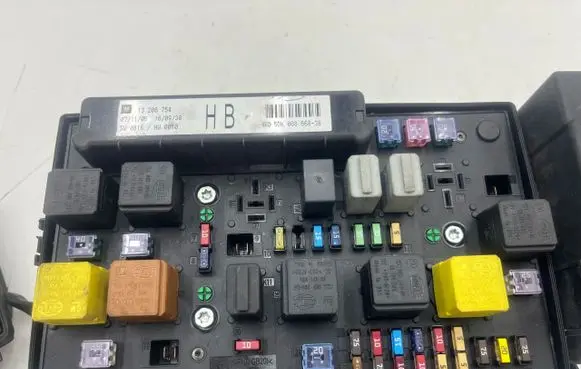 Opel Zafira B Fuse box set 13206754