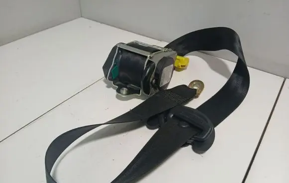 Volkswagen Golf V Front seatbelt 010L000