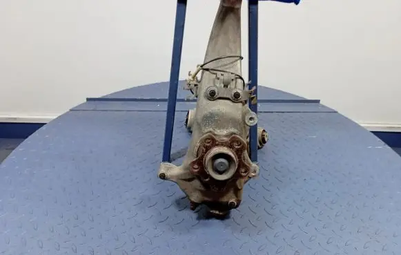 BMW 7 G11 G12 Front wheel hub spindle knuckle 6879171