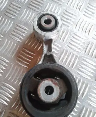 Honda Civic Engine mount bracket