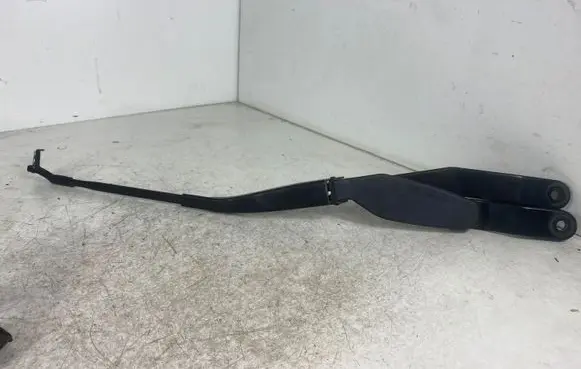 Front wiper blade arm