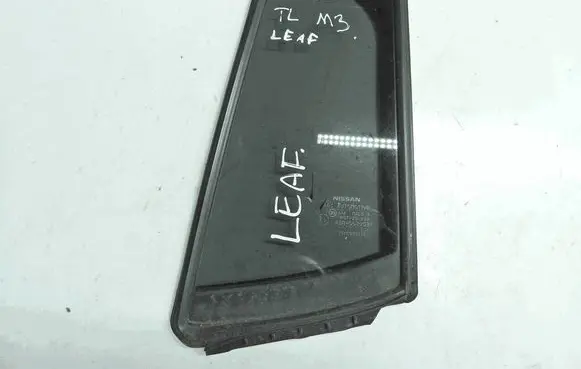 Nissan Leaf I (ZE0) Rear vent window glass 822733NA0A