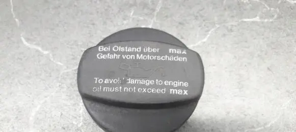 Mercedes-Benz A W168 Oil filler cap 1110180302