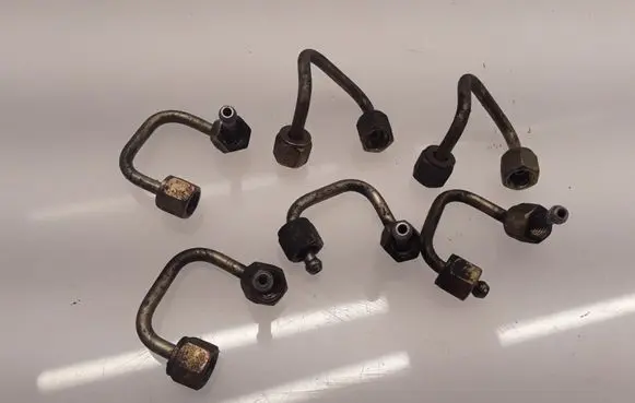 Fuel injector supply line/pipe