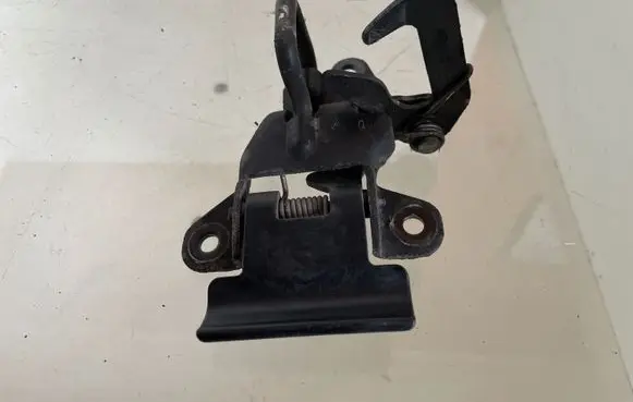Audi A3 S3 8L Engine bonnet/hood lock/latch loop/hook 8L0823480B