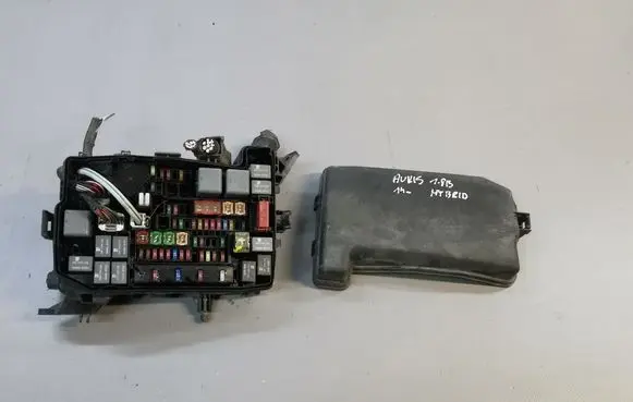 Toyota Auris E180 Fuse box set 8266202590