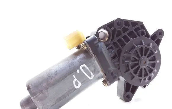 Renault Megane I Front door window regulator motor 0130821721