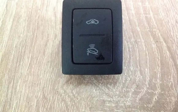 Volkswagen Golf V Alarm switch 1K0962109