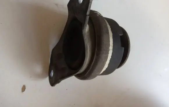 Citroen C5 Engine mount bracket
