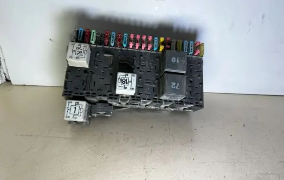 Volkswagen Golf III Fuse module 357937039 464231 5183
