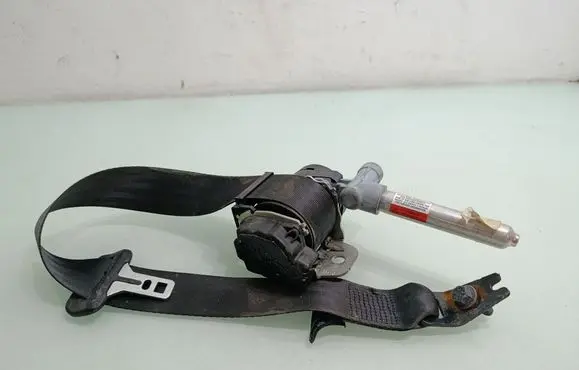 Rear seatbelt
