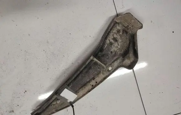 Toyota Avensis Verso Engine splash shield/under tray 
