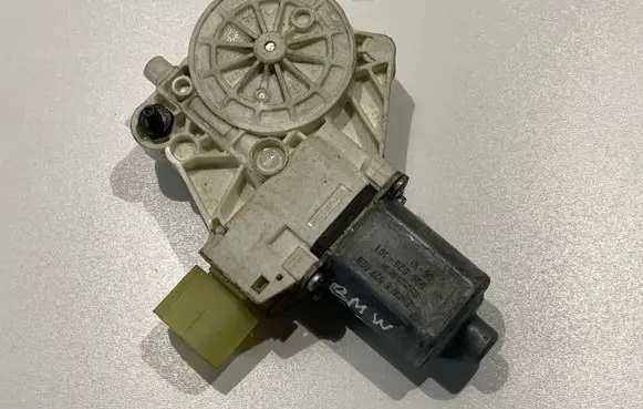 BMW 1 E81 E87 Front door window regulator motor 6927028
