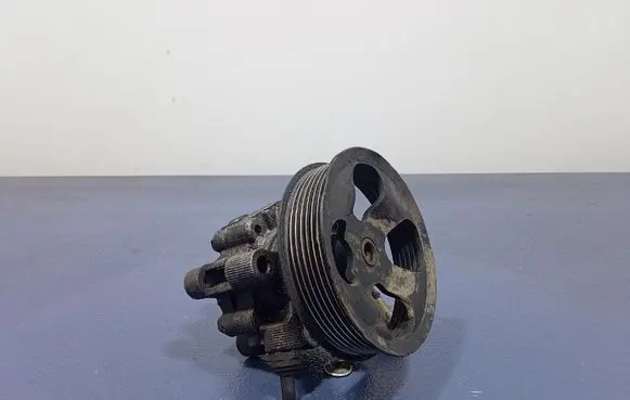 Toyota Avensis Verso Power steering pump 