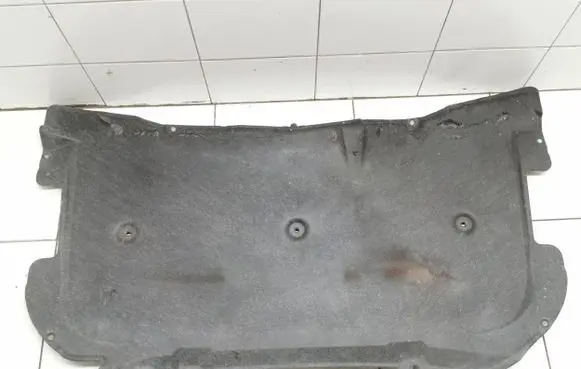 Engine bonnet/hood sound/heat insulation