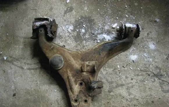 Mitsubishi L200 Front lower control arm/wishbone 4013A088