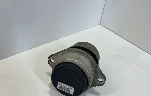 Audi Q7 4L Engine mount bracket 7L8199131A