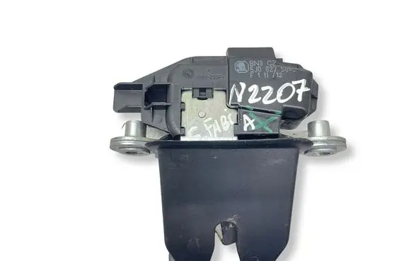 Skoda Fabia Mk2 (5J) Loading door lock 5J0827501C