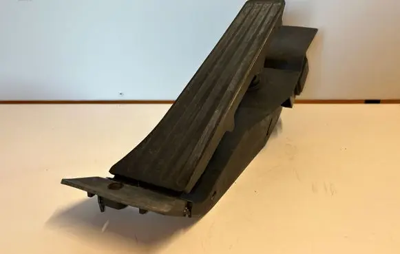 Accelerator throttle pedal