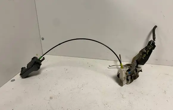 Toyota Aygo AB10 Front door lock 276J0413